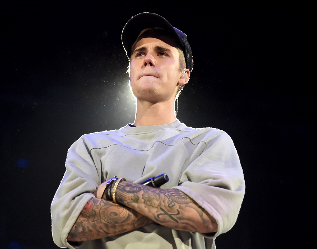Justin Bieber care suferă de sindromul Ramsay Hunt pe scenă în timpul unui concert