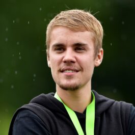 Justin Bieber într-un hanorac negru a fost diagnosticat cu sindromul Ramsay Hunt