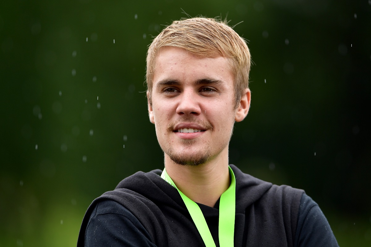 Justin Bieber într-un hanorac negru a fost diagnosticat cu sindromul Ramsay Hunt