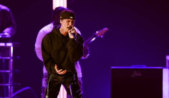 Justin Bieber, îmbrăcat în negru, pe scenă, la Premiile Grammy 2022