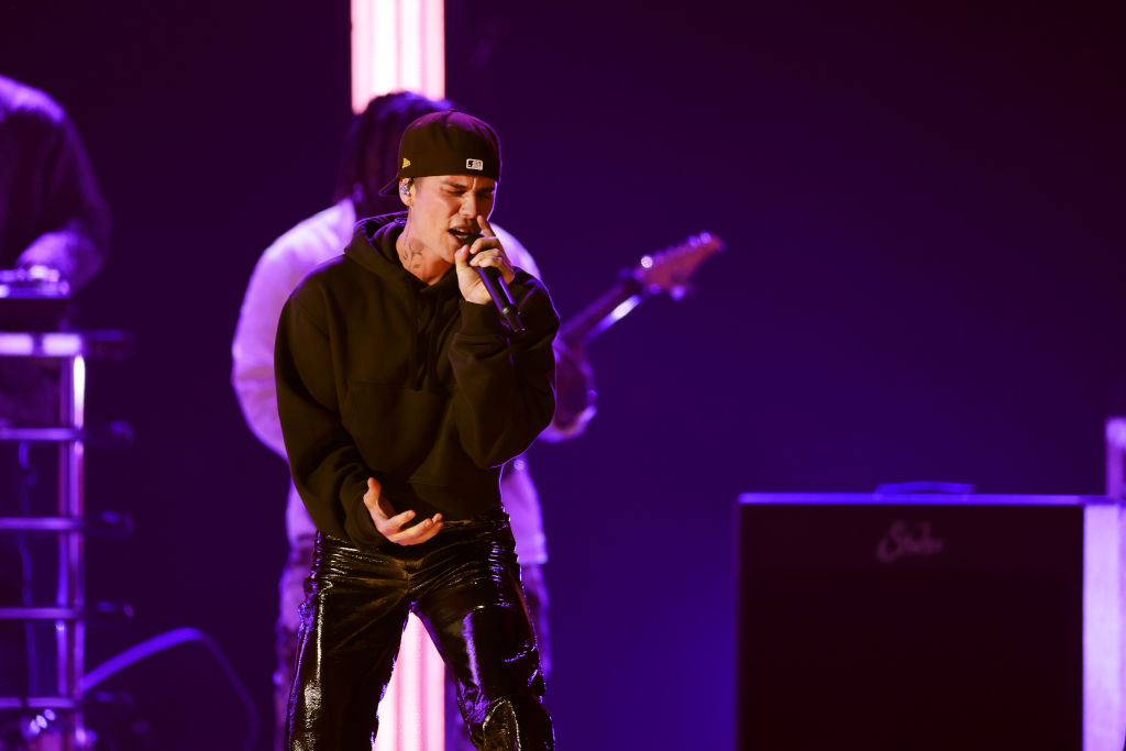 Justin Bieber, îmbrăcat în negru, pe scenă, la Premiile Grammy 2022