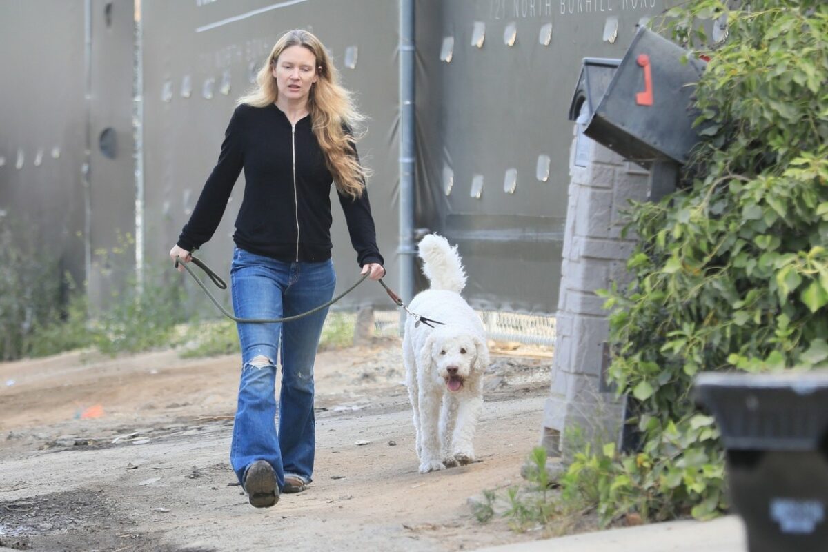 Justine Wilson, la o plimbare cu câinele