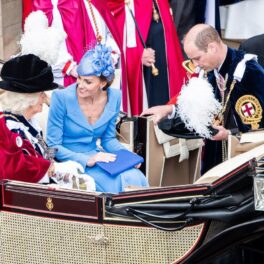 Kate Middleton discută cu Ducesa de Cornwall în trăsură