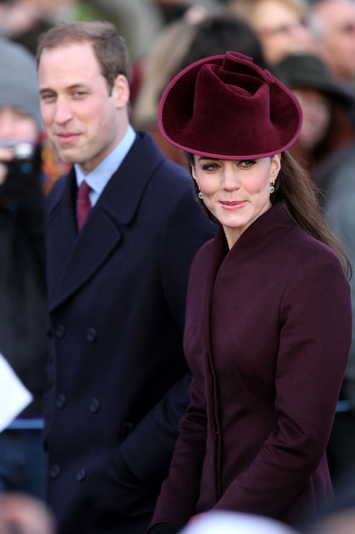 Kate Middleton într-o ținută violet alături de Prințul William la Sandrgingham Church