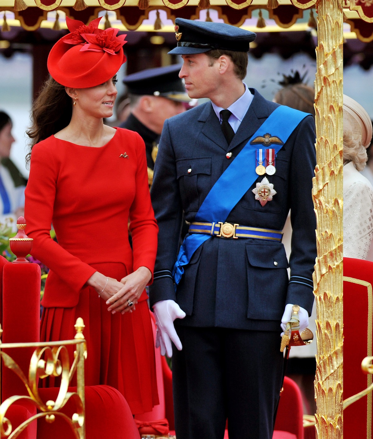 Kate Middleton într-o ținută roșie alături de Prințul William la Jubileul de Diamant al Reginei Elisabeta