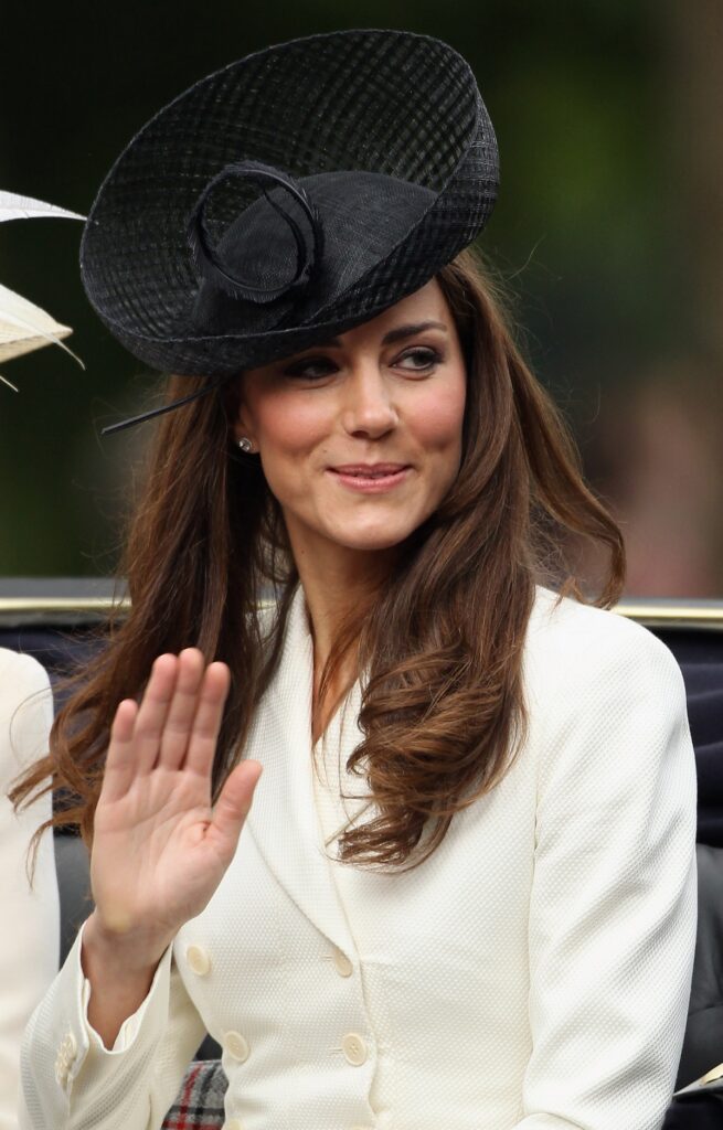 Una din pălăriile purtate de Kate Middleton la parada Trooping the Colour diin anul 2011