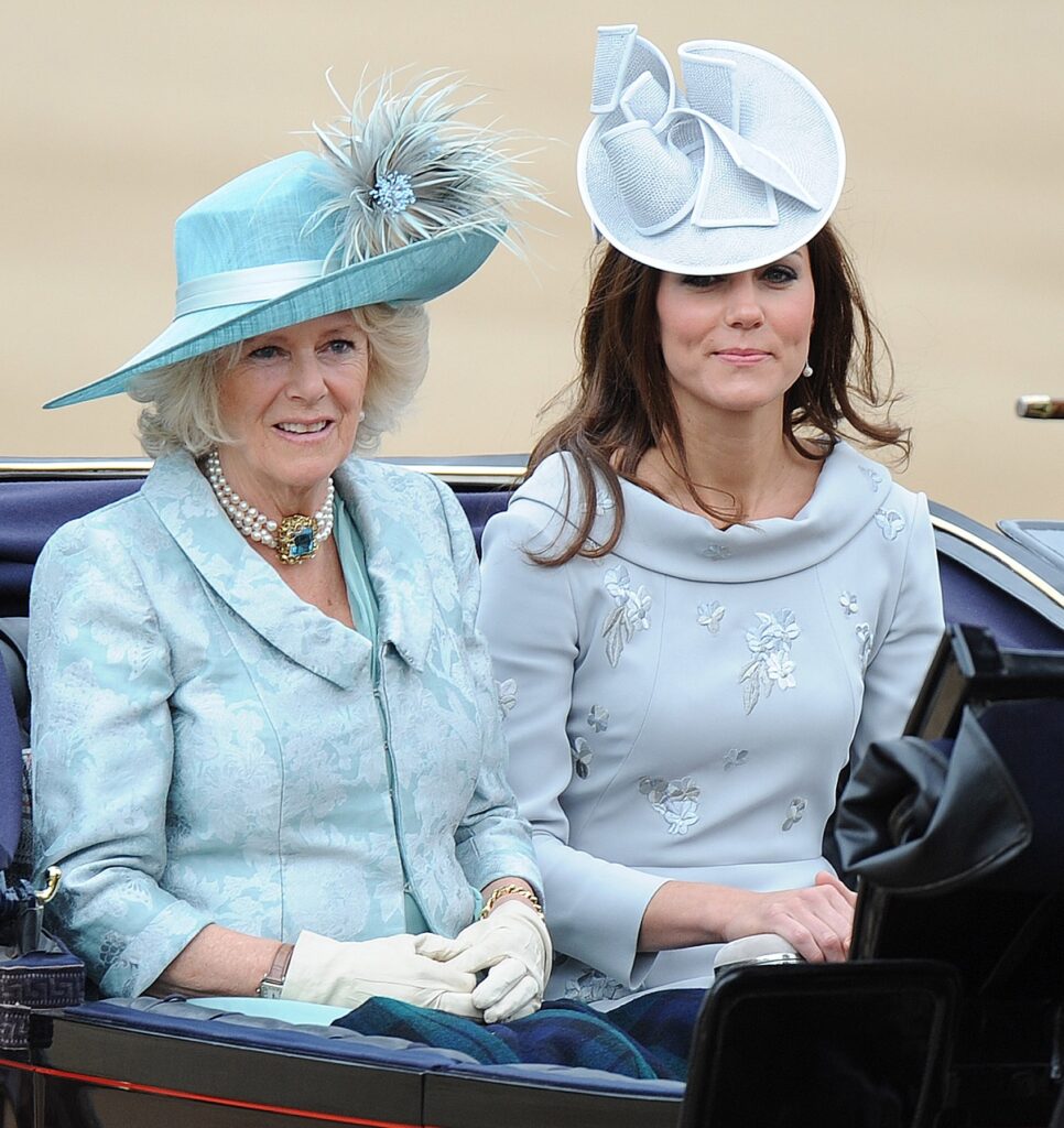 Kate Middleton alături de Ducesa de Cornwell la parada TRooping the Colour din anul 2012