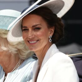 Kate Middleton, într-o rochie albă, cu pălărie pe cap