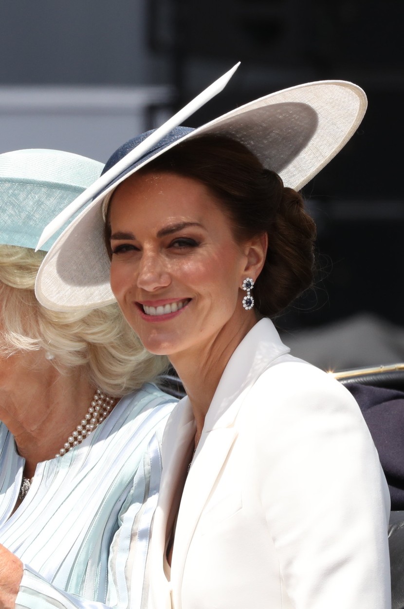 Kate Middleton, într-o rochie albă, cu pălărie pe cap