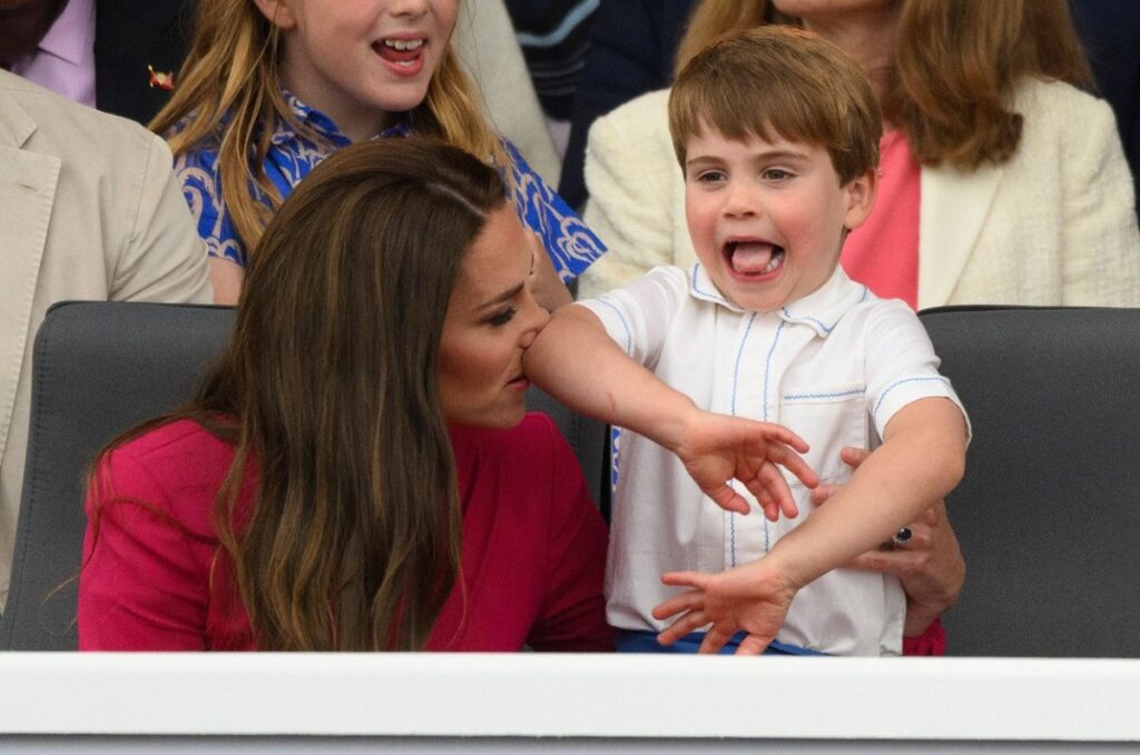 Kate Middleton alături de Prințul Louis în timp ce iau parte împreună la Jubileul de Platină al Reginei Elisabeta