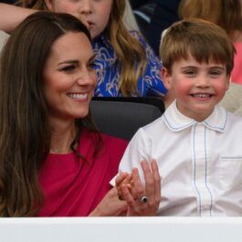 Kate Middleton într-o rochie roz alături de Prințul Louis într-o cămașă albă la Jubileul de Platină al Reginei Elisabeta