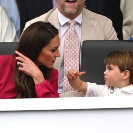 Kate Middleton în timp ce discută cu Prințul Louis la Jubileul de Platină al Reginei Elisabeta