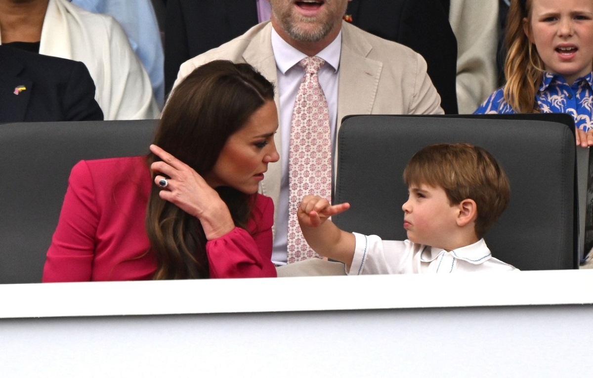 Kate Middleton în timp ce discută cu Prințul Louis la Jubileul de Platină al Reginei Elisabeta