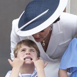 Kate Middleton în timp ce încearcă să vorbească cu fiul său, Prințul Louis, care își ține degetele în gură