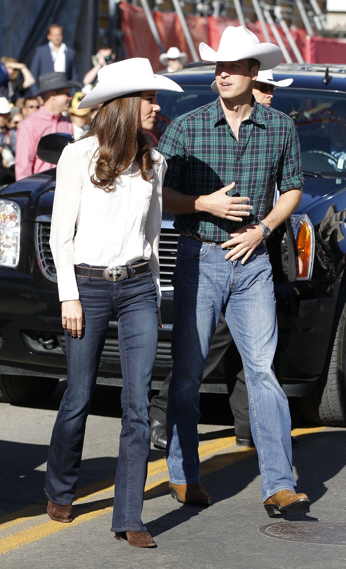 Kate Middleton într-o ținută casual purtând o pălărie în stil cowboy în timp ce se află alături de Prințul William pentru a lua parte la o vizită oficială din Canada din 2011