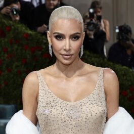 Kim Kardashian într-o rochie crem în timp ce pozează pe covorul roșu la Met Gala 2022