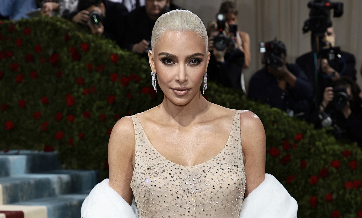 Kim Kardashian într-o rochie crem în timp ce pozează pe covorul roșu la Met Gala 2022