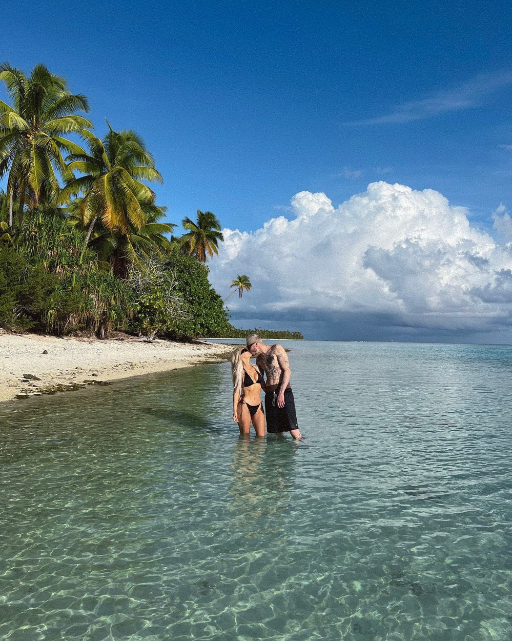 Kim Kardashian și Pete Davidson se sărută pe plajă