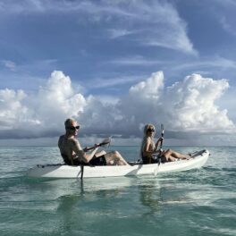 Kim Kardashian și Pete se distrează într-o canoe