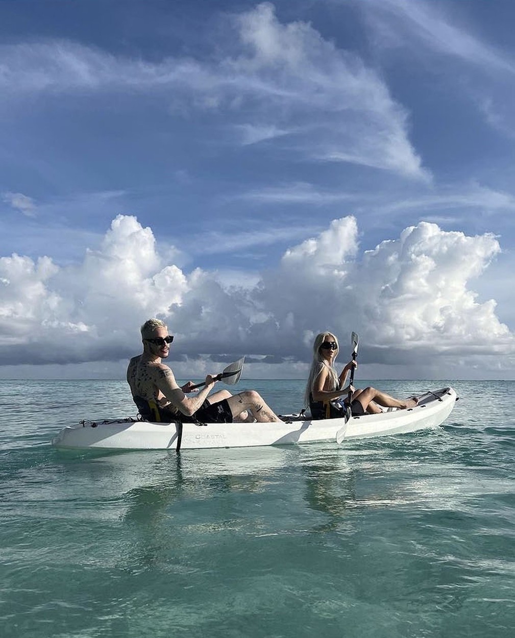 Kim Kardashian și Pete se distrează într-o canoe