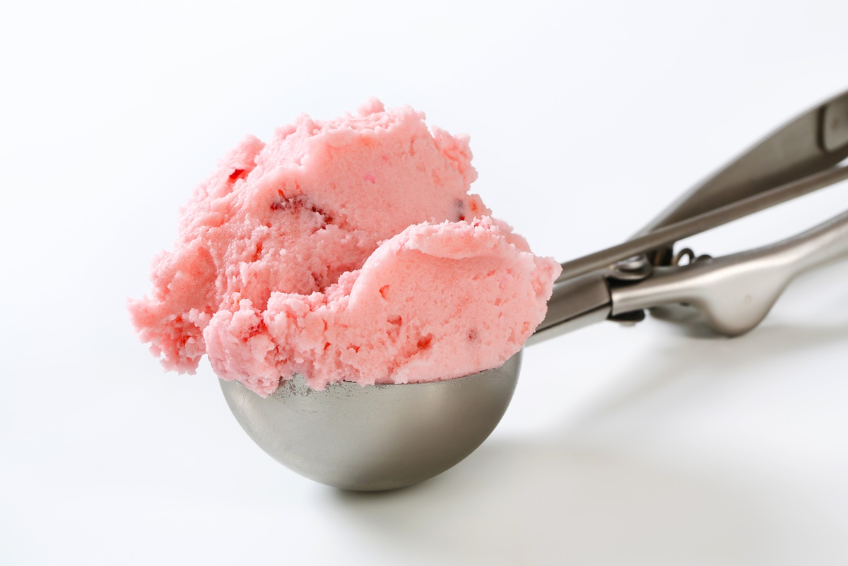 Cupă de porționat înghețata cu înghețată din cireșe și căpșuni