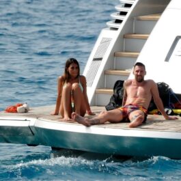 Lionel Messi și soția sa, la plajă, pe o ambarcațiune