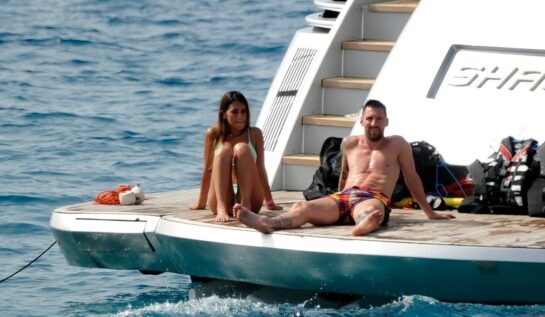 Lionel Messi și soția sa, la plajă, pe o ambarcațiune
