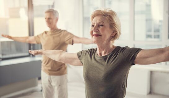 Un cuplu de oameni în vârstă în timp ce face exerciții fizice