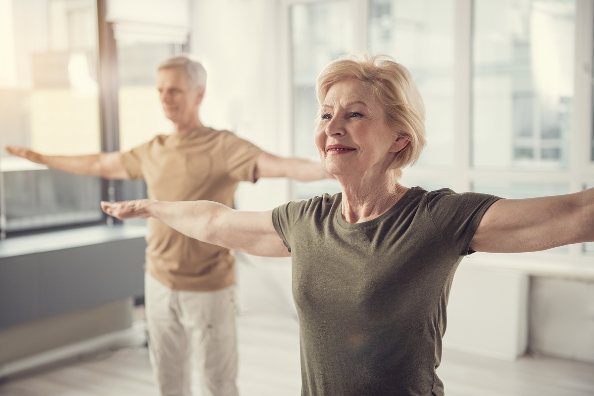 Un cuplu de oameni în vârstă în timp ce face exerciții fizice