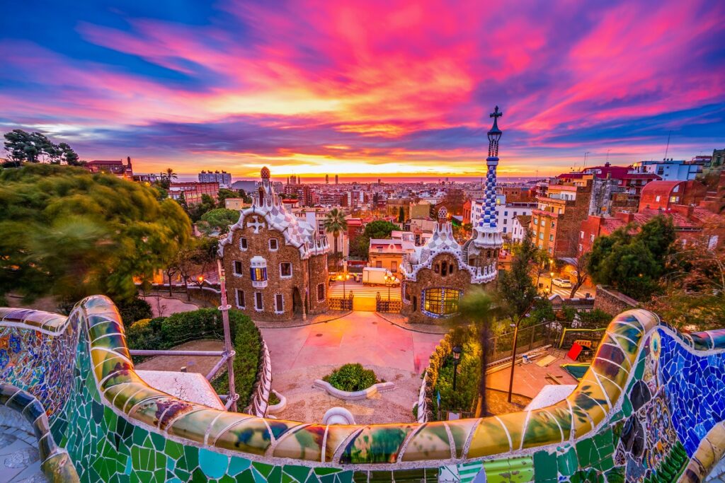 Fotografie la răsărit care înfățișează unul din cele mai frumoase orașe din Europa, Barcelona