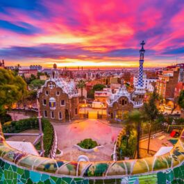Fotografie la răsărit care înfățișează unul din cele mai frumoase orașe din Europa, Barcelona
