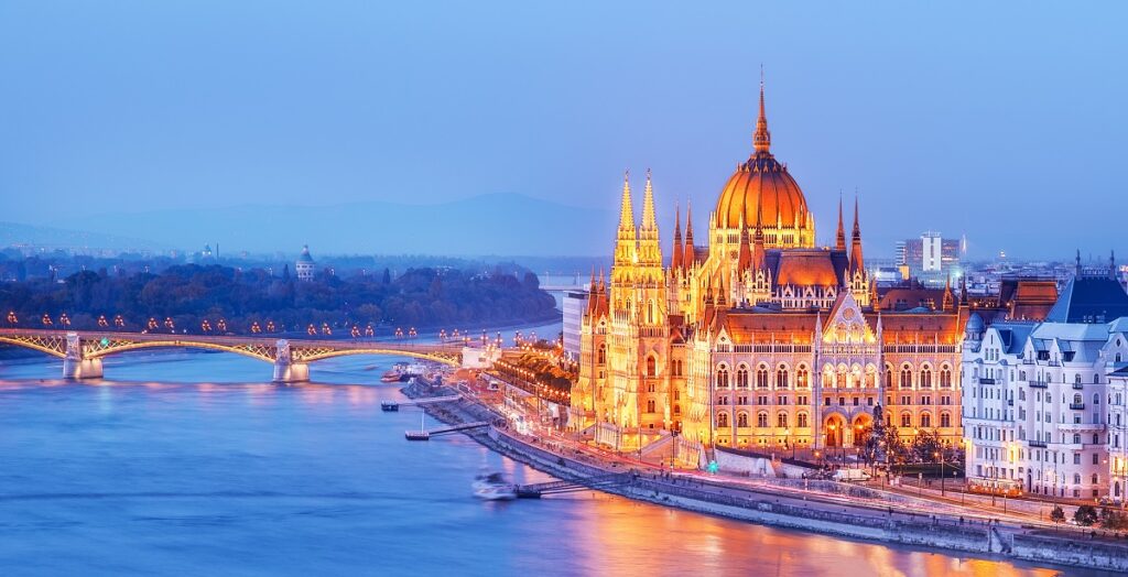 Imagine panoramică ce surprinde Dunărea și Parlamentul din Budapesta