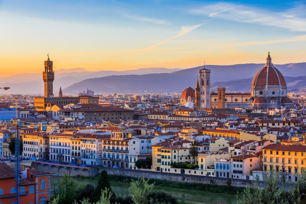 Fotografie panoramică ce înfățișează unul din cele mai frumoase orașe din Europa, Florența