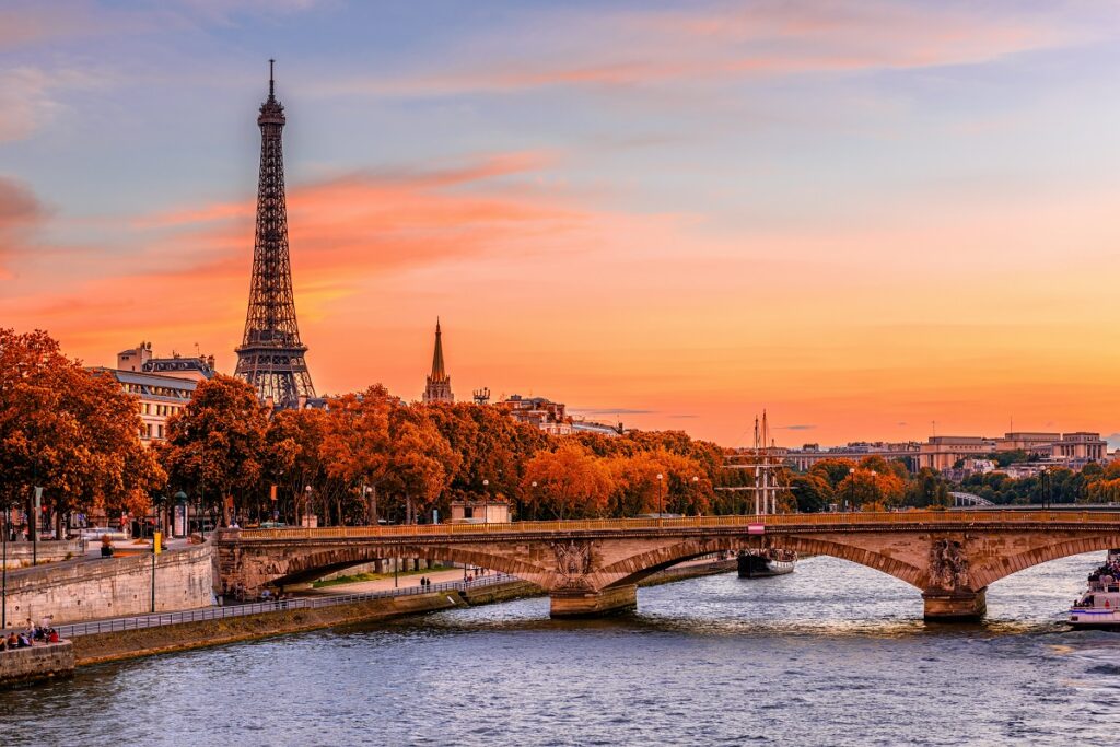 Fotografie cu apusul peste Sena în timp ce este surprins și turnul Eiffel din Paris