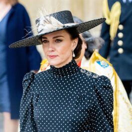 Kate Middleton într-o rochie neagră cu bulie și o pălărie neagră la Jubileul de Platină al Reginei Elisabeta