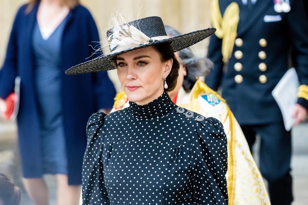 Kate Middleton într-o rochie neagră cu bulie și o pălărie neagră la Jubileul de Platină al Reginei Elisabeta