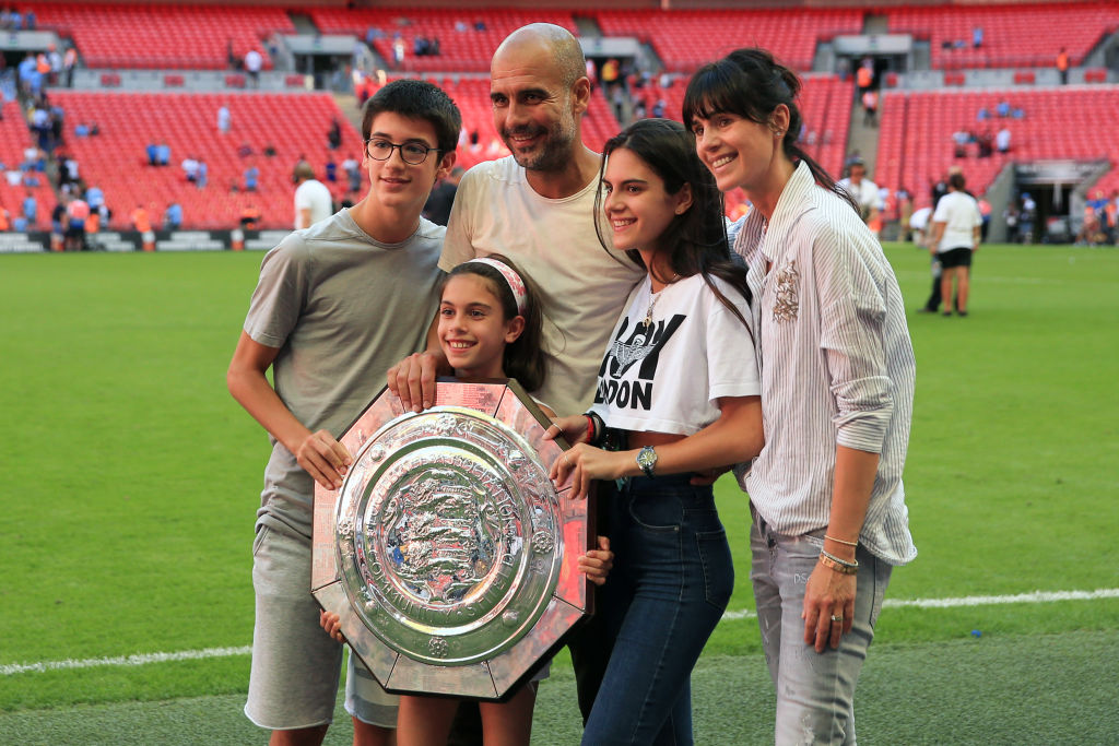 Pep Guardiola cu familia sa, pe terenul de fotbal