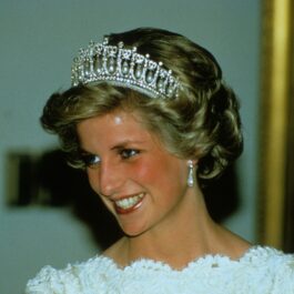 Prințesa Diana îmbrăcată într-o rochie albă cu o diademă cu diamante pe cap