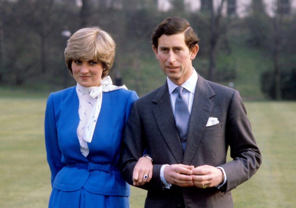 Prințesa Diana alături de Prințul Charles după ce și-au anunțat logodna