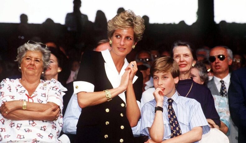 Prințesa Diana în timp ce ia parte la Wimbledon 1994 alături de Prințul William