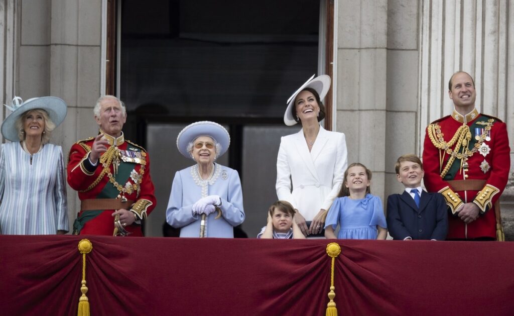 Familia Regală Britanică la balconul Palatului Buckingham în timpul paradei militare ținută cu ocazia Jubileului de Platină