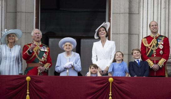 Prințul Louis a furat toate privirile la apariția pe balconul Buckingham Palace. Fiul Ducilor de Cambridge este pe prima pagină a tabloidelor