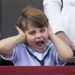 Prințul Louis în timp ce își acoperă urechile și țipă de la balconul Palatului Buckingham