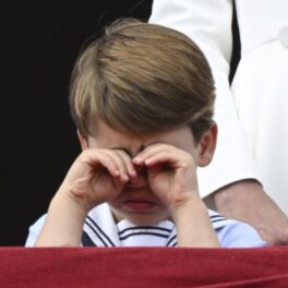 Prințul Louis în timp ce își freacă ochii și plânge de la balconul Palatului Buckingham
