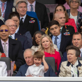 Prințul Charles stă alături de bunicul său la Jubileul de Platină