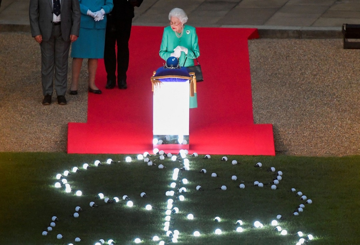 Regina Elisabeta în timp ce aprinde luminile de la Castelul Windsor cu ocazia Jubileului de Platină