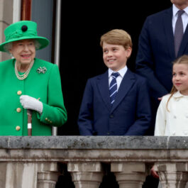 Regina Elisabeta alături de copiii Ducilor de Cambridge, pe balconul Palatului Buckingham