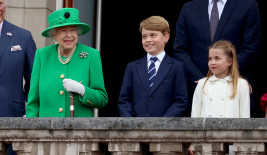 Regina Elisabeta alături de copiii Ducilor de Cambridge, pe balconul Palatului Buckingham