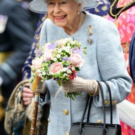 Regina Elisabeta, într-un costum albastru, în Scoția