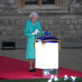 Regina Elisabeta, fără pălărie, la ceremonia de aprindere a torțelor, la Castelul Windsor